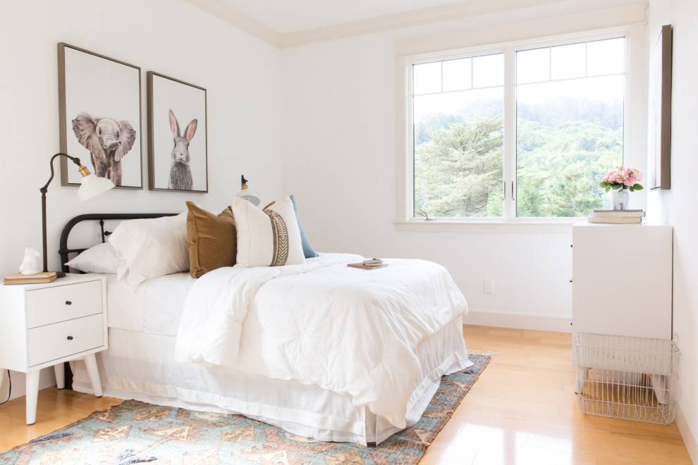 Immagine di una camera da letto chic con pareti bianche, pavimento in legno massello medio e pavimento marrone