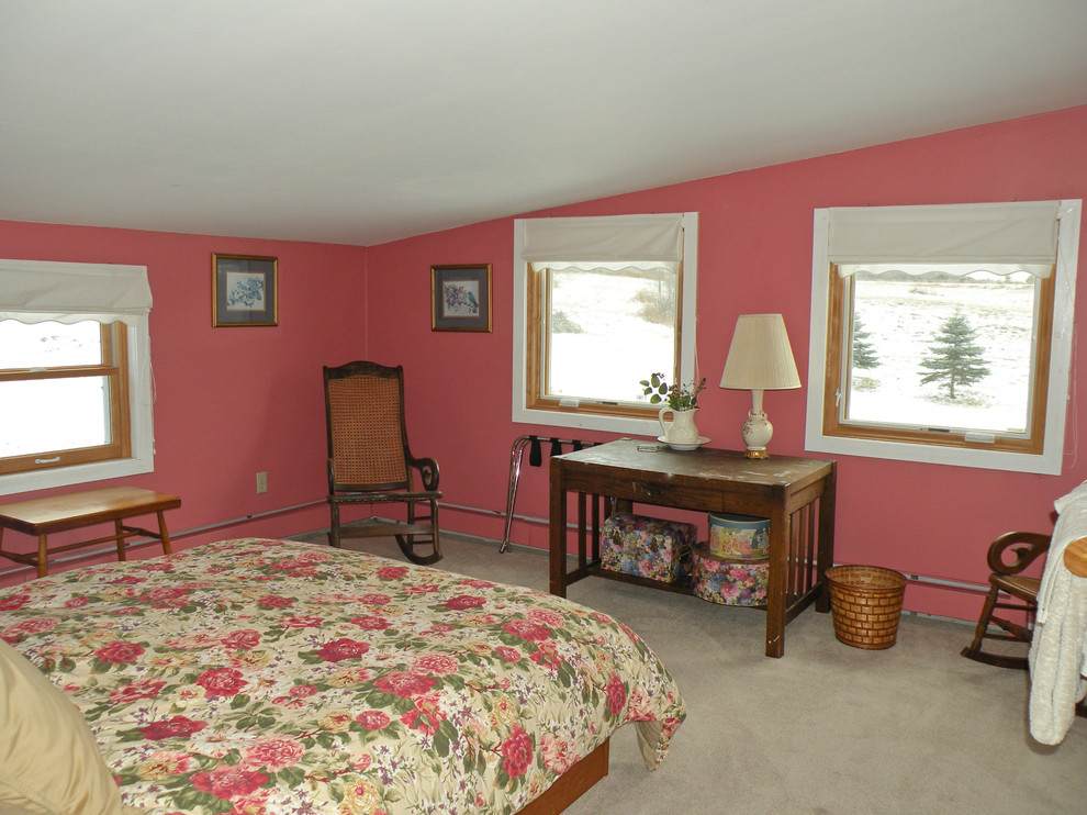 Bedroom - traditional bedroom idea in Burlington
