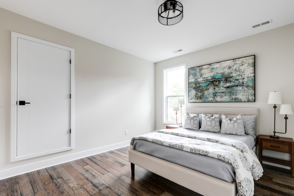 リッチモンドにある中くらいなミッドセンチュリースタイルのおしゃれな客用寝室 (ベージュの壁、無垢フローリング、茶色い床)