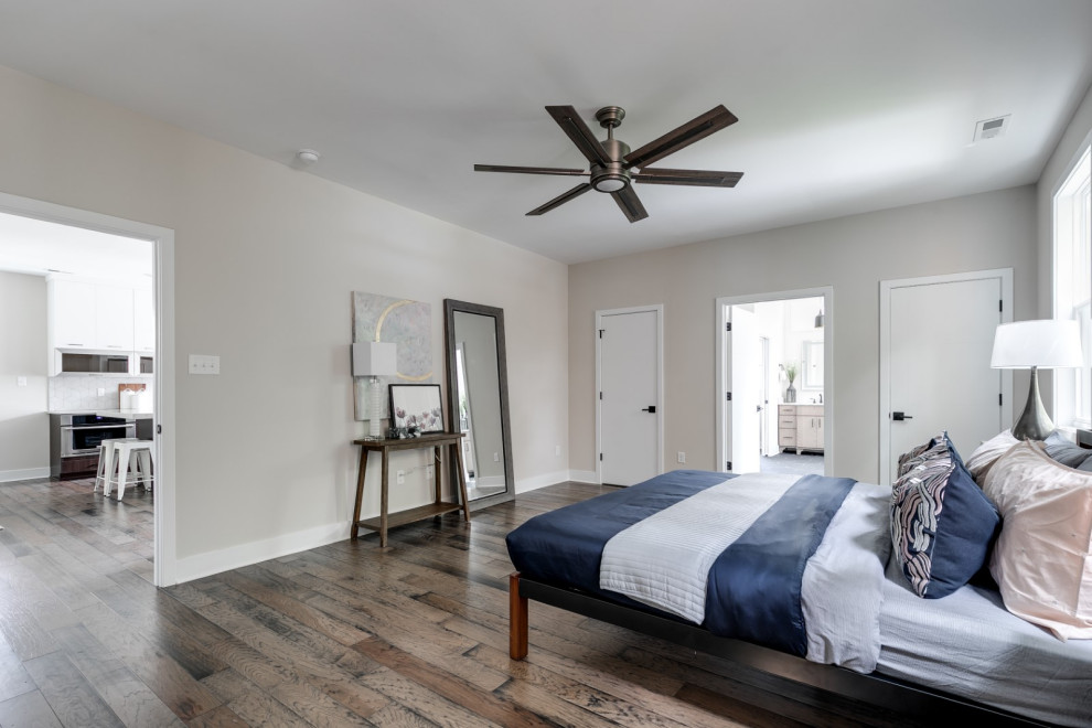 Mittelgroßes Mid-Century Hauptschlafzimmer mit beiger Wandfarbe, braunem Holzboden und braunem Boden in Richmond