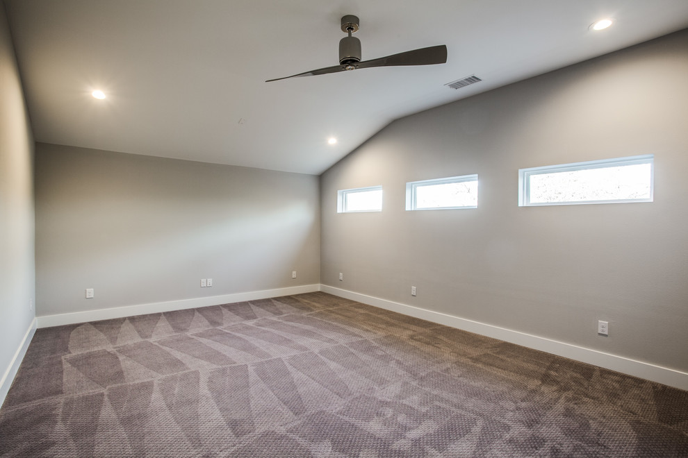 Foto di una grande camera degli ospiti contemporanea con pareti beige, moquette, pavimento viola e soffitto a volta