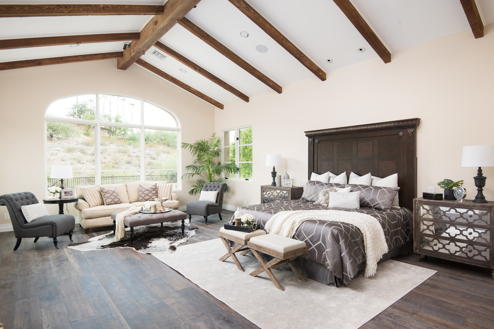 フェニックスにある広い地中海スタイルのおしゃれな主寝室 (ベージュの壁、濃色無垢フローリング、茶色い床、グレーとブラウン) のレイアウト