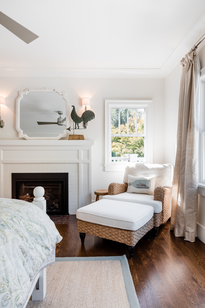 サクラメントにある広いトランジショナルスタイルのおしゃれな主寝室 (白い壁、無垢フローリング、標準型暖炉、タイルの暖炉まわり、茶色い床)