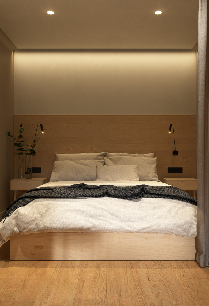 Imagen de dormitorio principal contemporáneo pequeño sin chimenea con paredes beige, suelo de madera clara, suelo amarillo, casetón y papel pintado