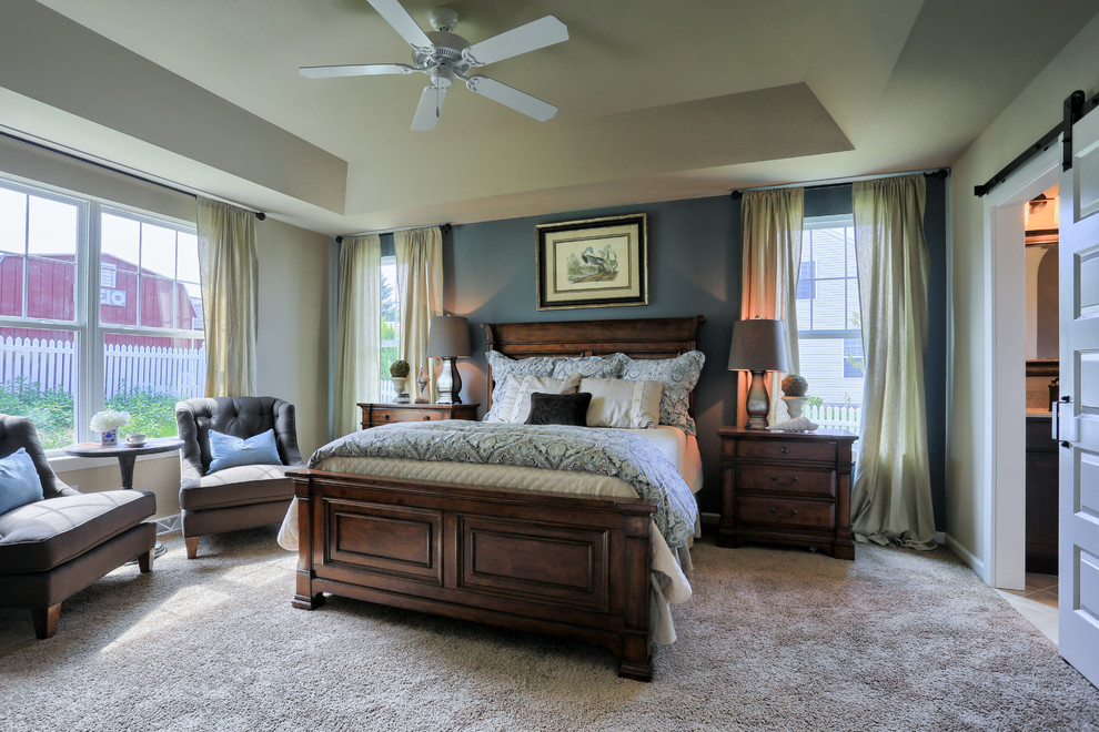 На фото: хозяйская спальня среднего размера в классическом стиле с синими стенами и ковровым покрытием без камина
