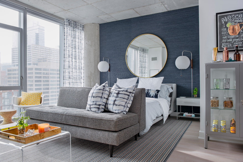 Kleines Modernes Schlafzimmer im Loft-Style mit blauer Wandfarbe und hellem Holzboden in Chicago