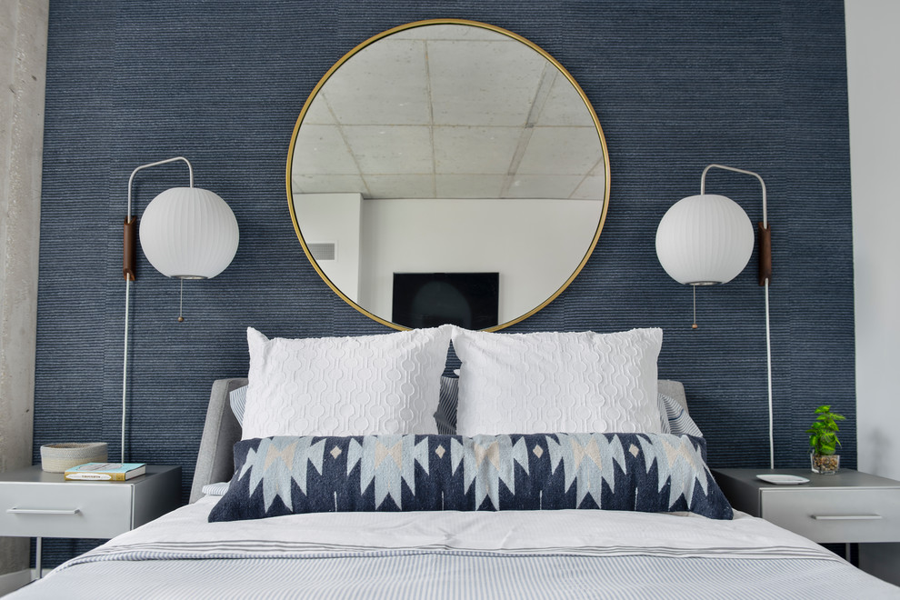 Kleines Modernes Schlafzimmer im Loft-Style mit blauer Wandfarbe und hellem Holzboden in Chicago