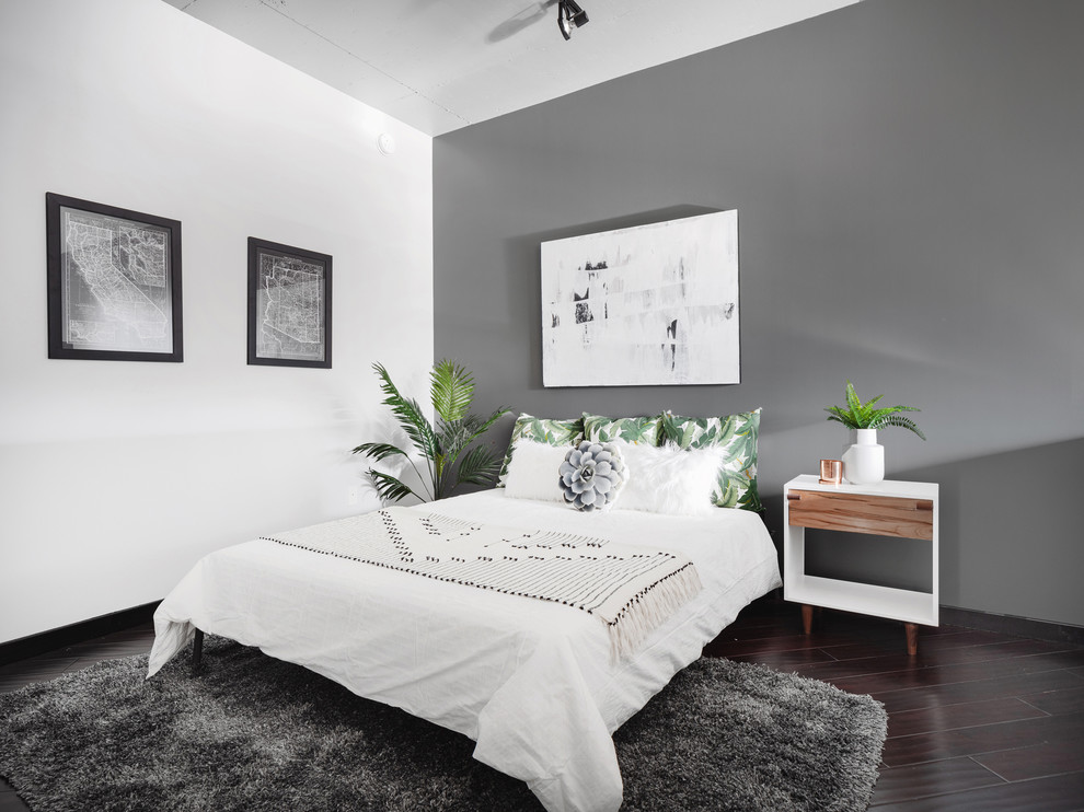 Idee per una camera da letto minimalista con pareti grigie e parquet scuro