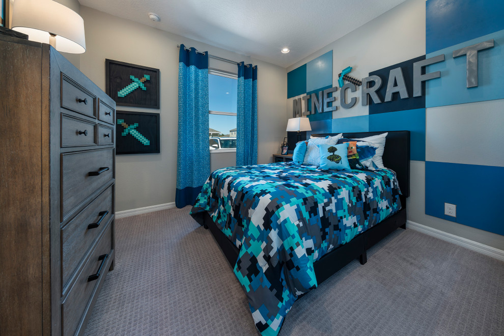 Modelo de dormitorio actual de tamaño medio con paredes azules, moqueta y suelo beige