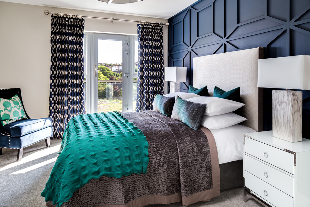 Стильный дизайн: хозяйская спальня в стиле неоклассика (современная классика) с ковровым покрытием, серым полом, синими стенами и акцентной стеной без камина - последний тренд