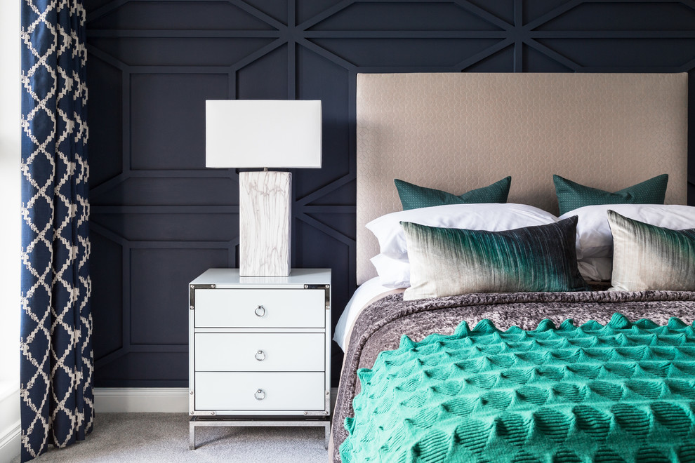 Идея дизайна: хозяйская спальня в стиле неоклассика (современная классика) с синими стенами, ковровым покрытием и серым полом