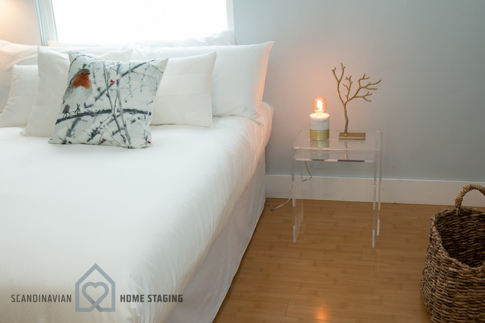 Idee per una camera matrimoniale nordica con pavimento in legno massello medio