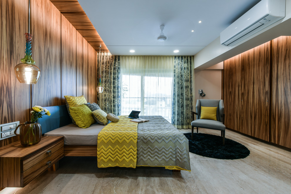 Imagen de dormitorio principal contemporáneo sin chimenea con paredes marrones y suelo beige