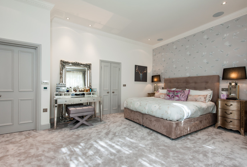 На фото: большая хозяйская спальня в классическом стиле с серыми стенами и ковровым покрытием