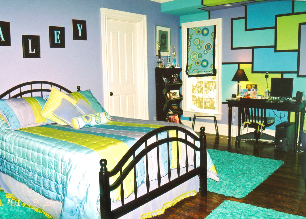 Свежая идея для дизайна: гостевая спальня среднего размера, (комната для гостей) в стиле фьюжн с фиолетовыми стенами, темным паркетным полом и коричневым полом без камина - отличное фото интерьера