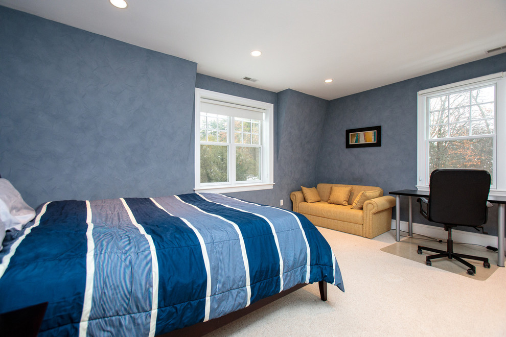 Immagine di una camera degli ospiti tradizionale di medie dimensioni con pareti blu, moquette e pavimento beige