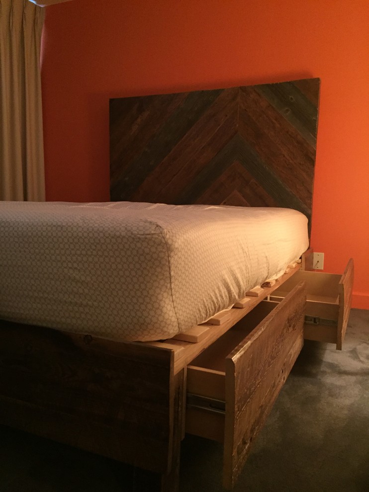 Imagen de dormitorio principal rústico pequeño con parades naranjas y moqueta
