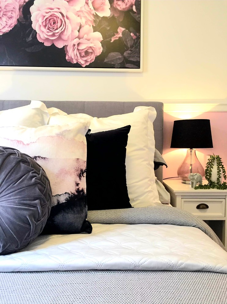 Стильный дизайн: гостевая спальня среднего размера, (комната для гостей) в морском стиле с разноцветными стенами, ковровым покрытием и бежевым полом без камина - последний тренд