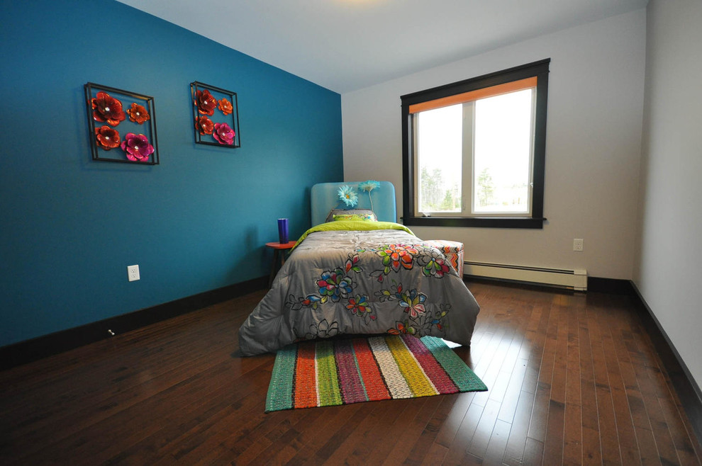 Inspiration för ett mellanstort funkis sovrum, med blå väggar och mörkt trägolv