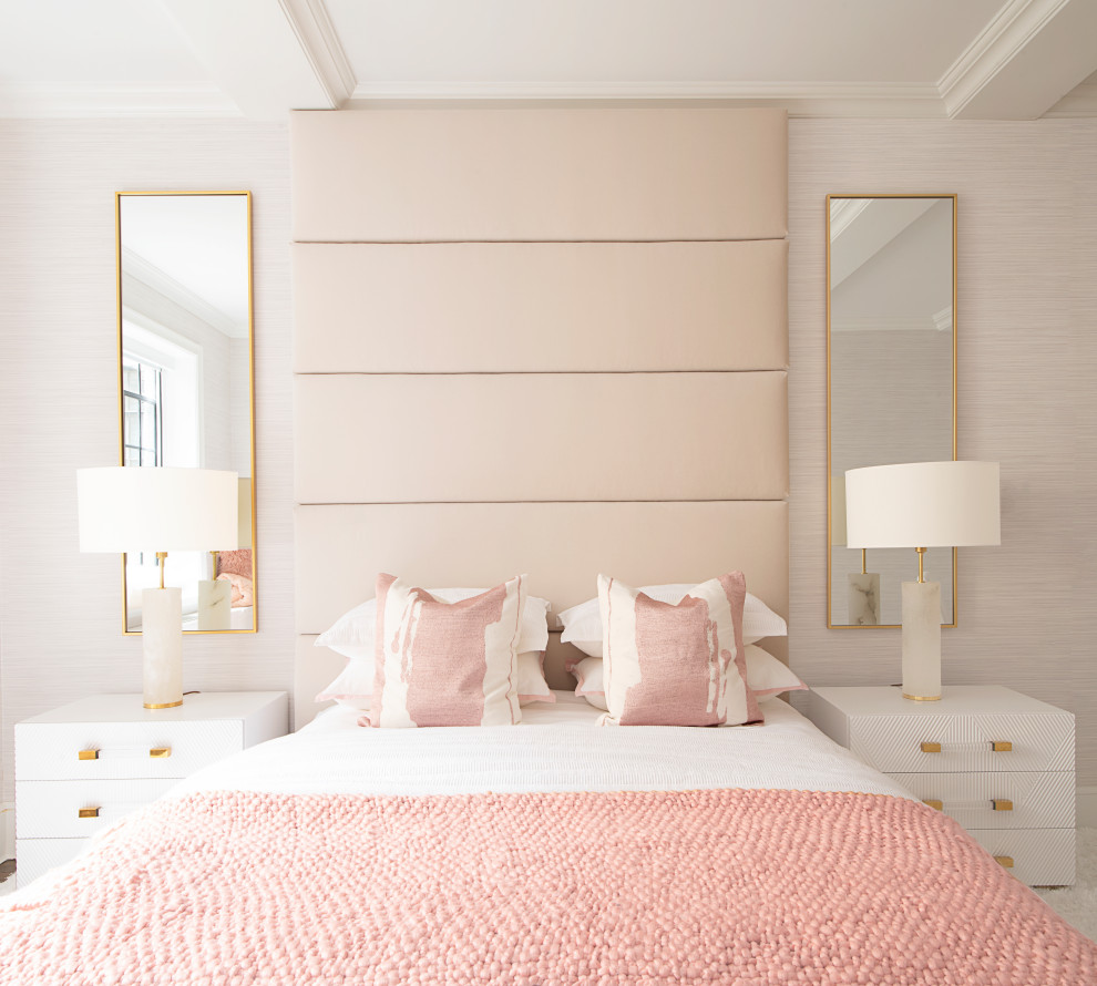 На фото: спальня в современном стиле с розовыми стенами без камина с