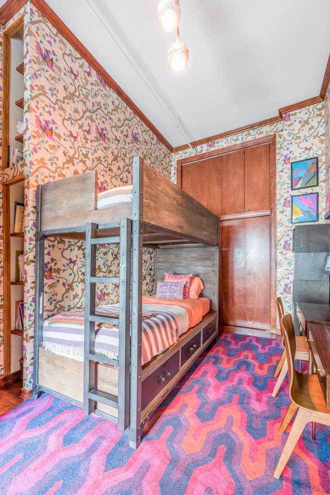 Modelo de dormitorio tipo loft ecléctico grande sin chimenea con paredes multicolor y moqueta