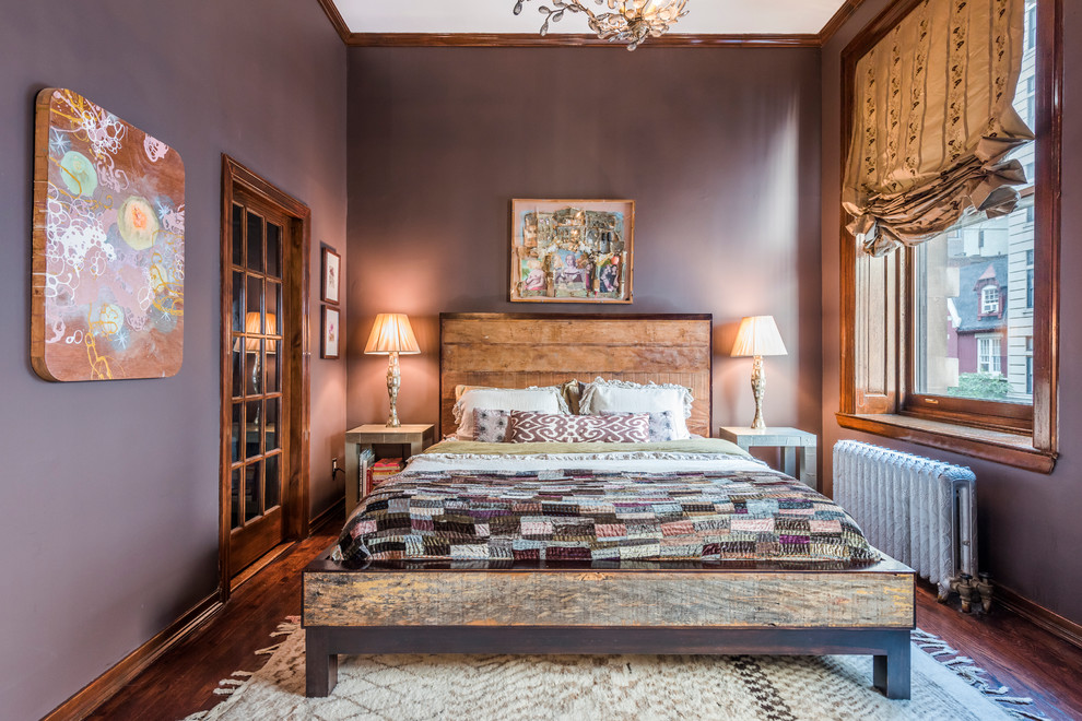 ニューヨークにある広いエクレクティックスタイルのおしゃれな寝室 (濃色無垢フローリング、暖炉なし、紫の壁)