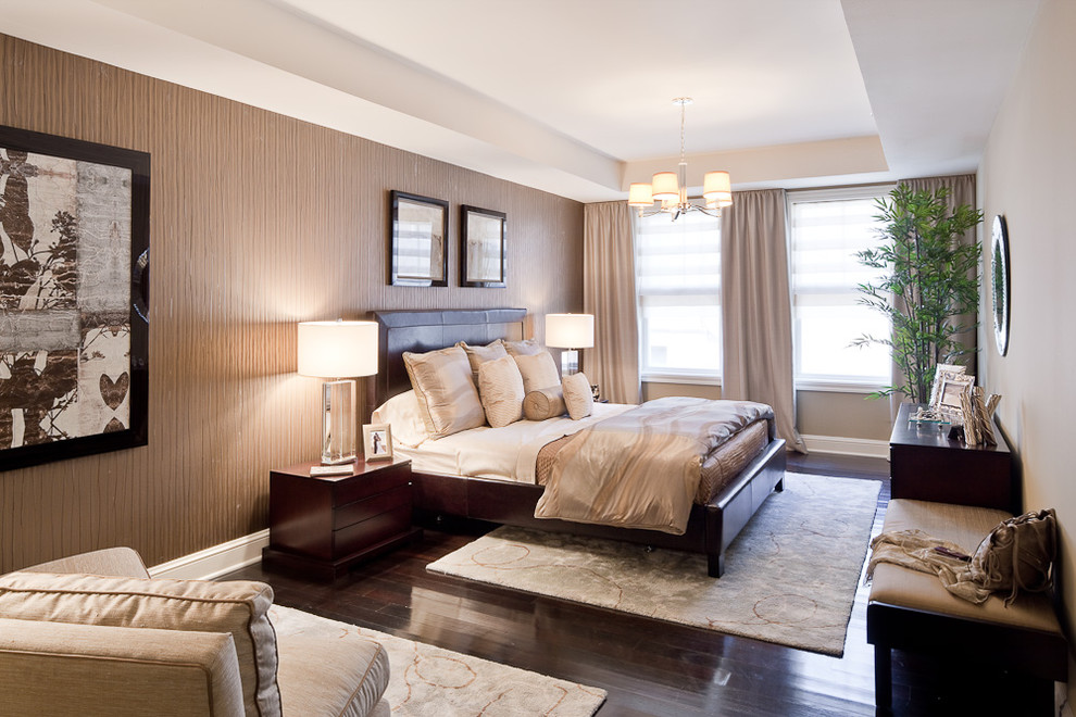 Modernes Hauptschlafzimmer ohne Kamin mit brauner Wandfarbe und dunklem Holzboden in New York