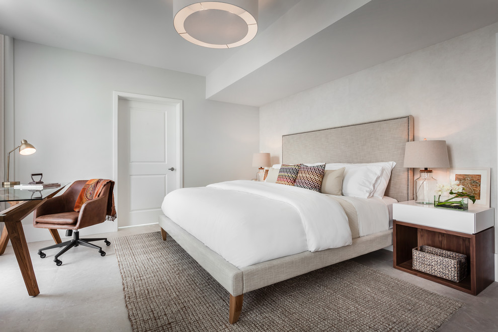 マイアミにある広いコンテンポラリースタイルのおしゃれな主寝室 (白い壁、磁器タイルの床、ベージュの床) のレイアウト