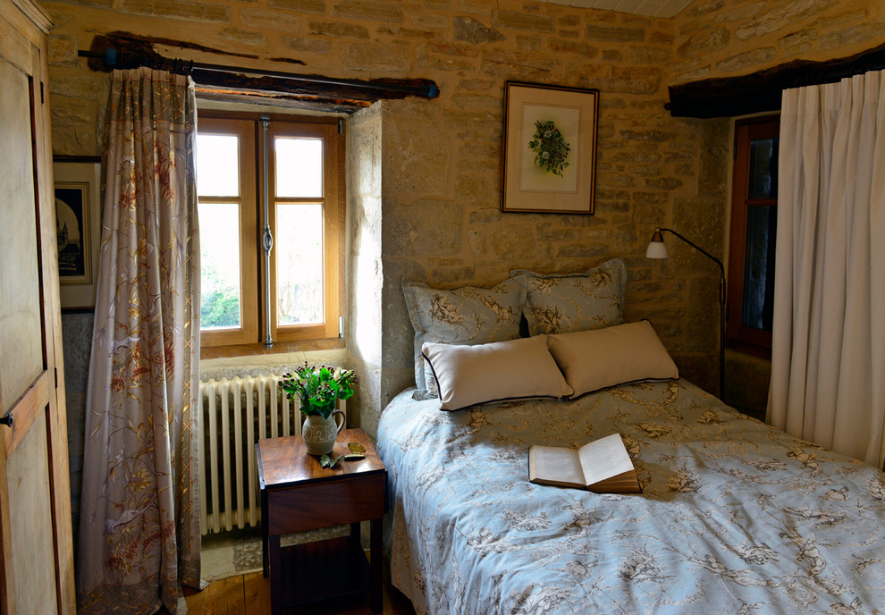 Exemple d'une chambre parentale nature de taille moyenne avec un mur multicolore et un sol en bois brun.