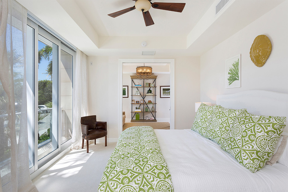 Imagen de dormitorio principal costero de tamaño medio sin chimenea con paredes blancas, moqueta y suelo blanco