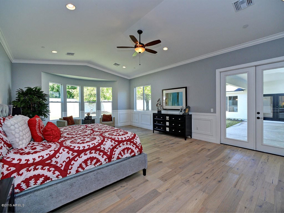 Diseño de dormitorio principal contemporáneo grande con paredes grises y suelo de madera clara