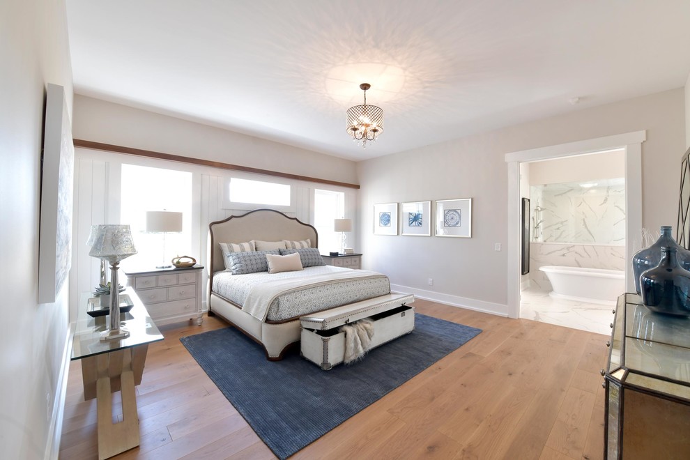 Imagen de dormitorio principal tradicional con paredes blancas, suelo de madera clara y machihembrado