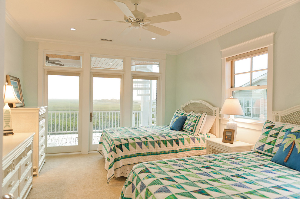 Mittelgroßes Maritimes Gästezimmer mit grüner Wandfarbe und Teppichboden in Sonstige