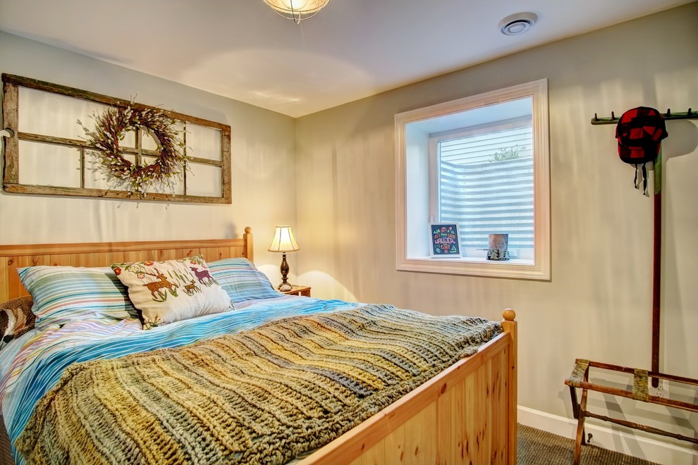 На фото: гостевая спальня среднего размера, (комната для гостей) в стиле рустика с серыми стенами и ковровым покрытием