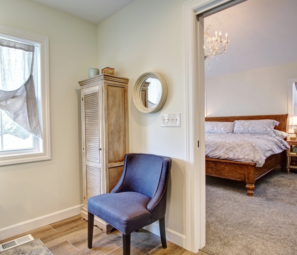 Ejemplo de dormitorio principal de estilo de casa de campo de tamaño medio con paredes blancas y moqueta