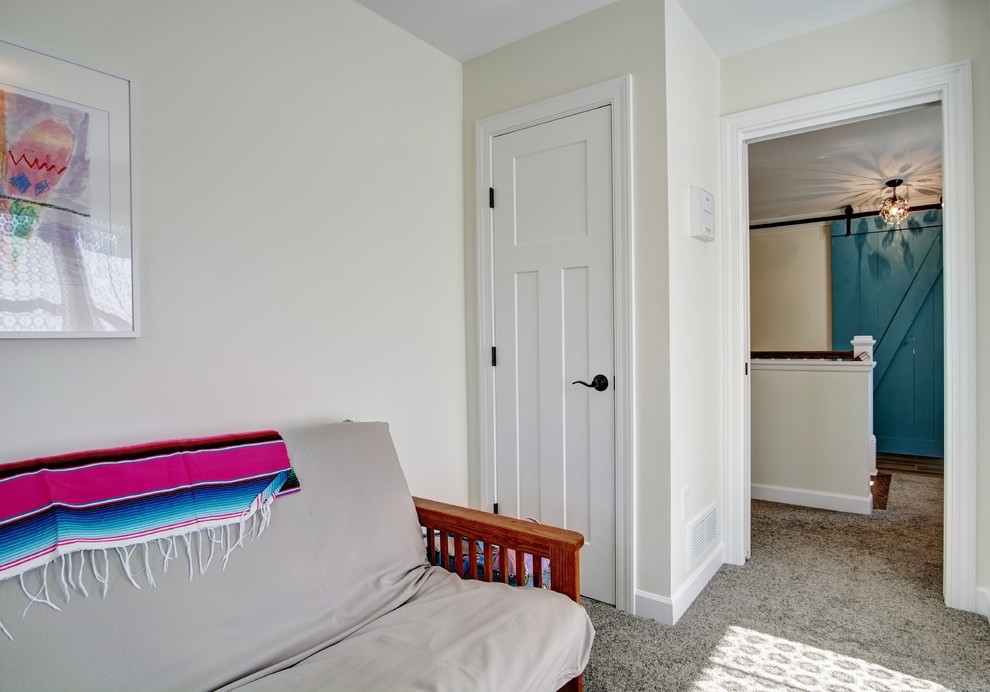 Mittelgroßes Landhausstil Gästezimmer mit weißer Wandfarbe und Teppichboden in Minneapolis