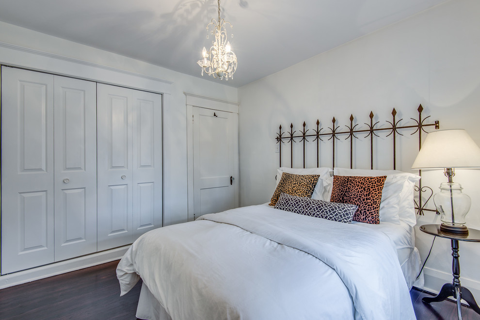 Foto de habitación de invitados rústica de tamaño medio con paredes blancas y suelo de madera oscura