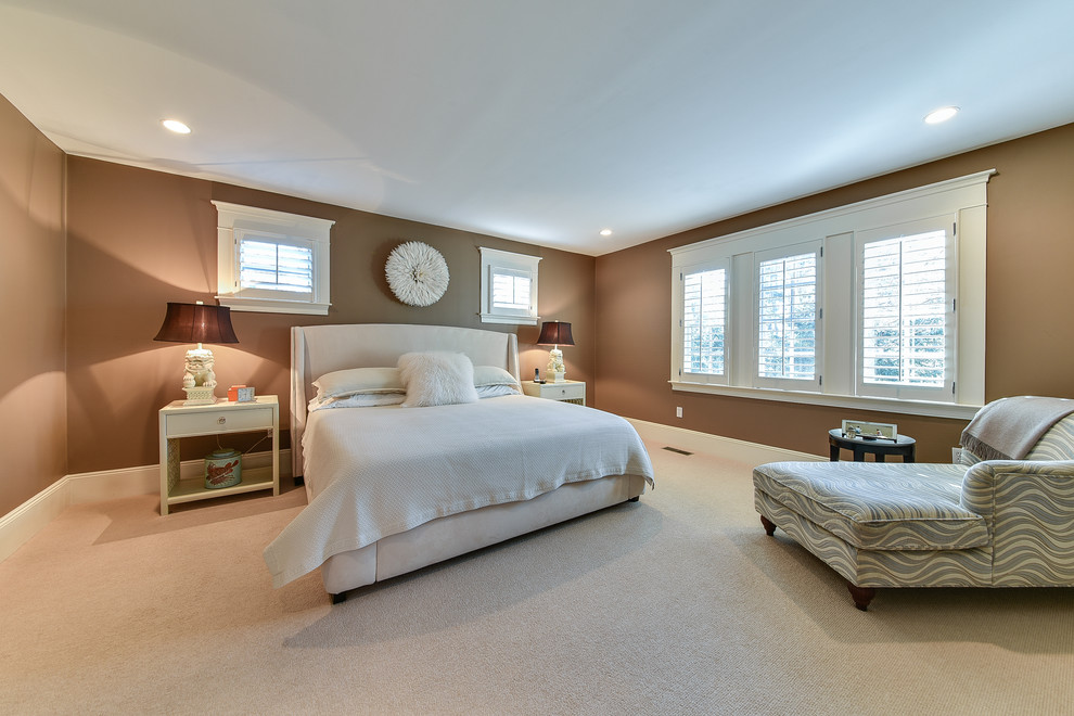 Imagen de dormitorio principal clásico renovado con paredes marrones y moqueta