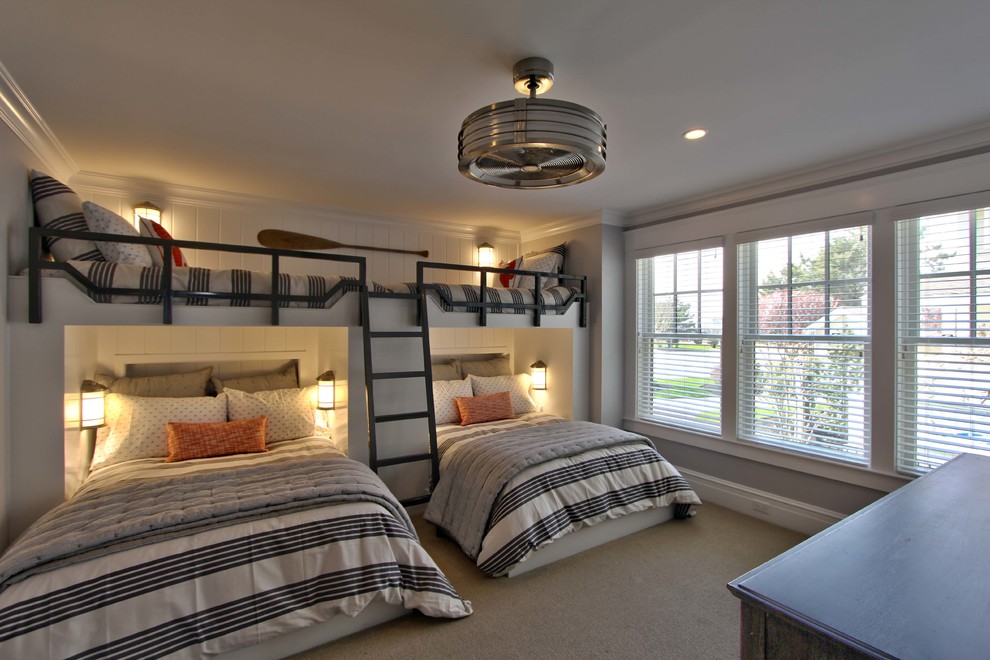 Ejemplo de habitación de invitados costera grande sin chimenea con paredes grises, moqueta y suelo beige