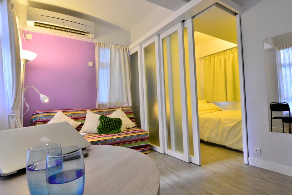 Ispirazione per una camera da letto minimal con pareti viola