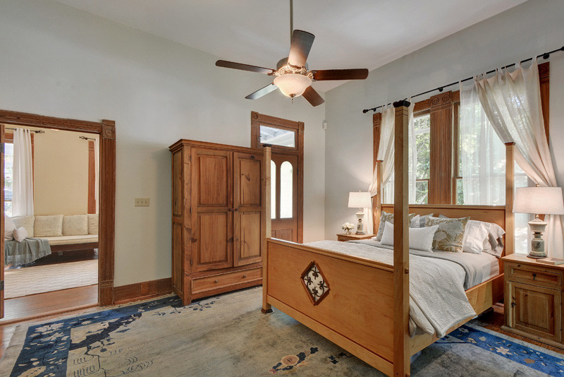 Источник вдохновения для домашнего уюта: хозяйская спальня в викторианском стиле с серыми стенами и деревянным полом