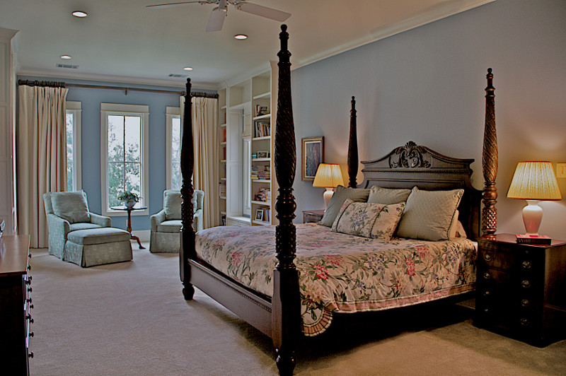 Mittelgroßes Klassisches Hauptschlafzimmer mit blauer Wandfarbe, Teppichboden und beigem Boden in Austin