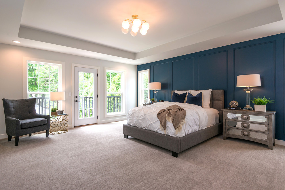 Idée de décoration pour une chambre tradition avec un mur bleu et un sol beige.