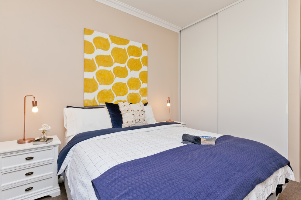 Ispirazione per una piccola camera da letto design con pareti marroni, moquette e pavimento marrone