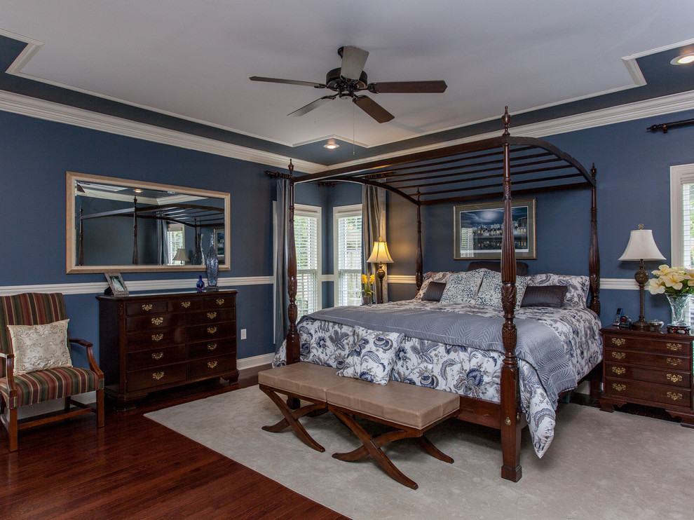 Immagine di una camera da letto chic con pareti blu
