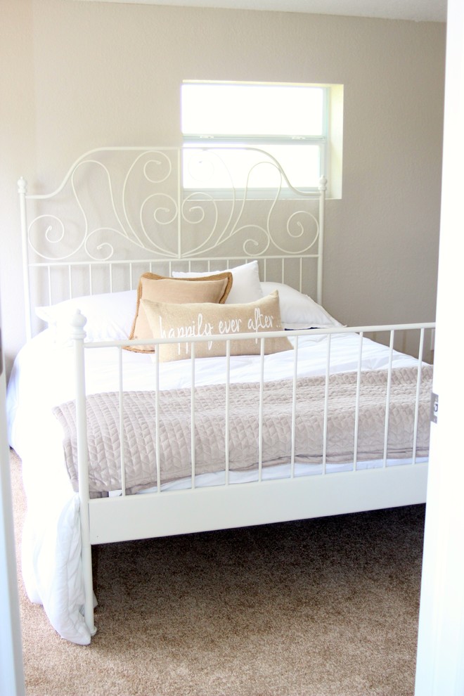 На фото: маленькая хозяйская спальня в стиле ретро с бежевыми стенами и ковровым покрытием для на участке и в саду