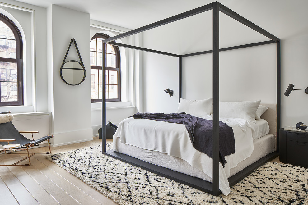 На фото: хозяйская спальня в скандинавском стиле с белыми стенами, светлым паркетным полом и бежевым полом без камина
