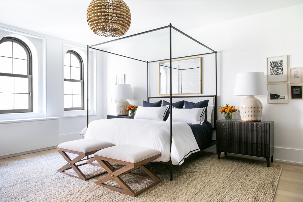 Exemple d'une grande chambre parentale chic avec un mur blanc, parquet clair, un sol beige et aucune cheminée.