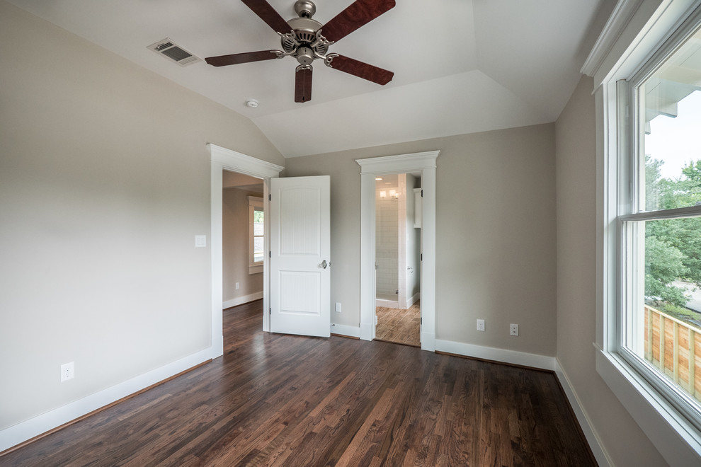 Mittelgroßes Klassisches Gästezimmer mit brauner Wandfarbe und dunklem Holzboden in Houston