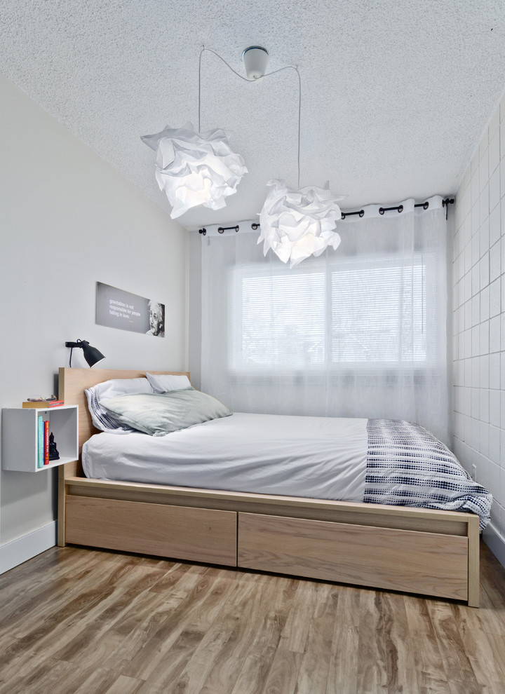 Kleines Modernes Hauptschlafzimmer mit gelber Wandfarbe in Calgary